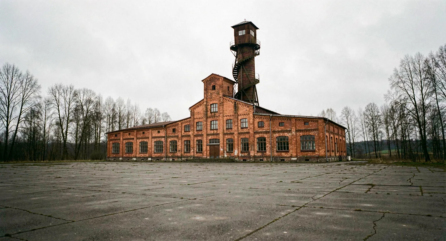 Ceglany budynek kopalni z wieżą wyciągową
