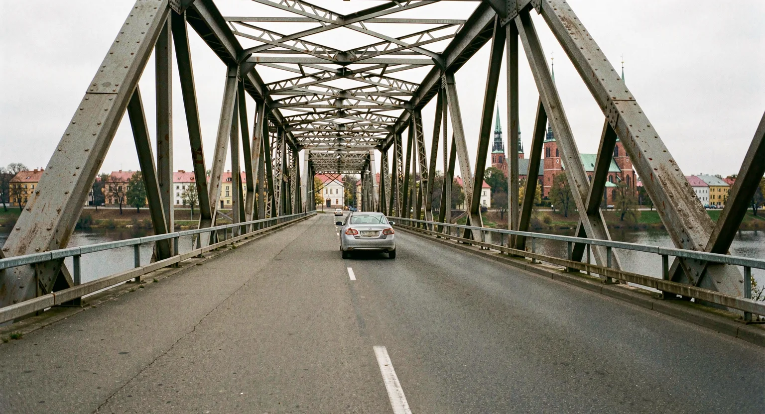 Stalowy most nad rzeką w polskim mieście
