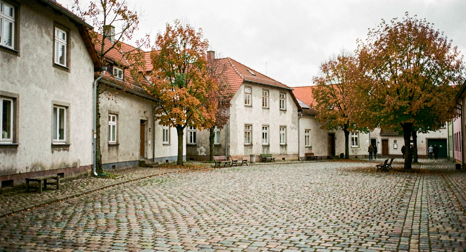 Skromny rynek miejski z kamienicami i ławkami