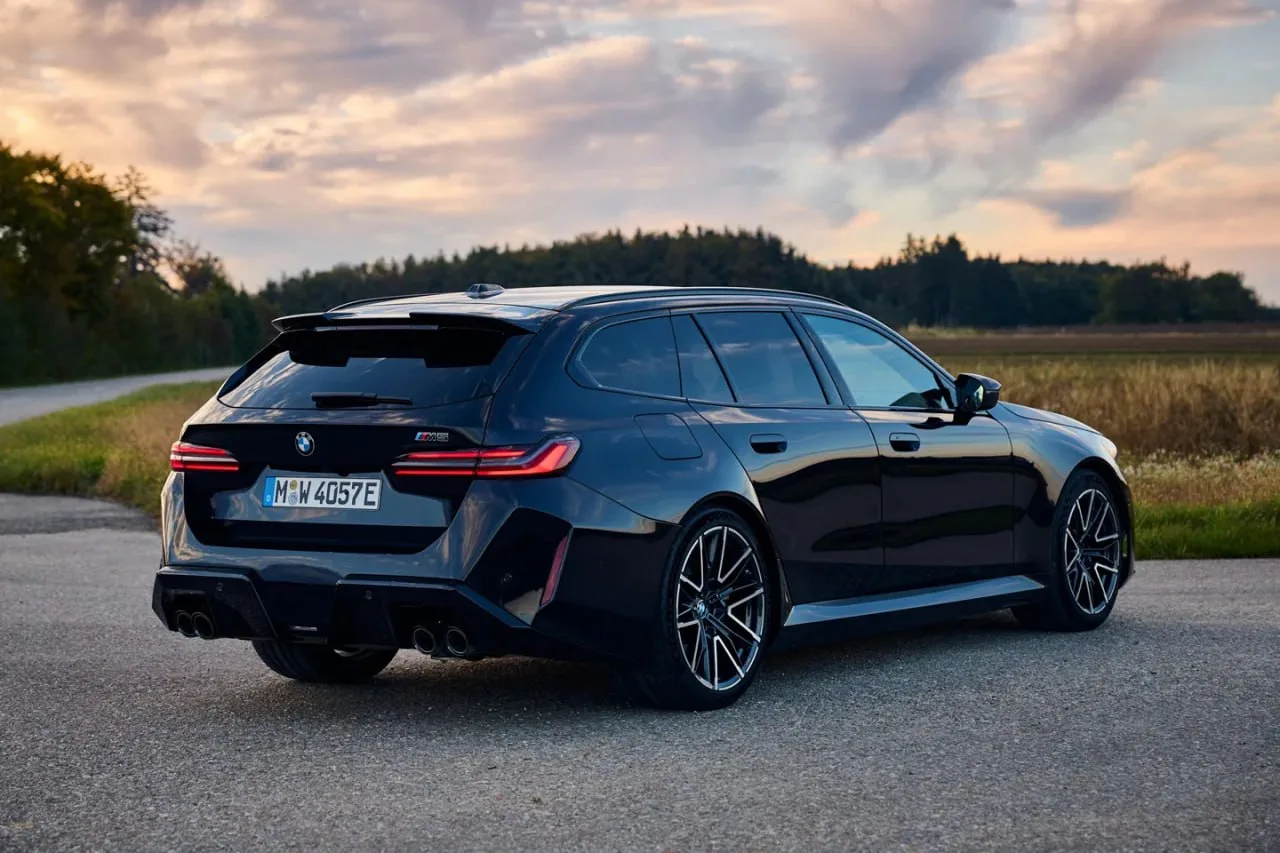 BMW M5 Touring od tyłu na drodze