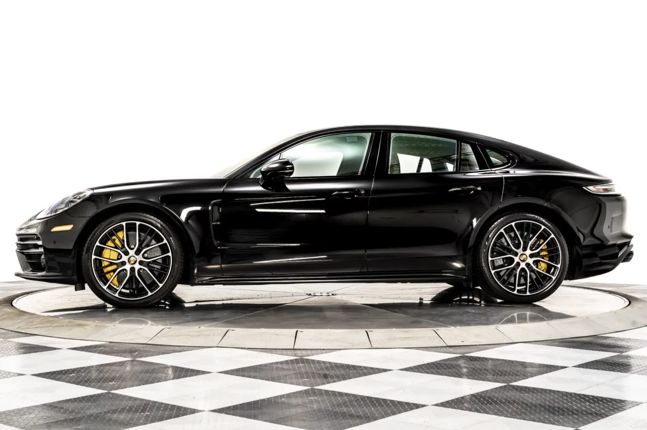 Wynajem Porsche Panamera: sedan, który udaje sportowe auto