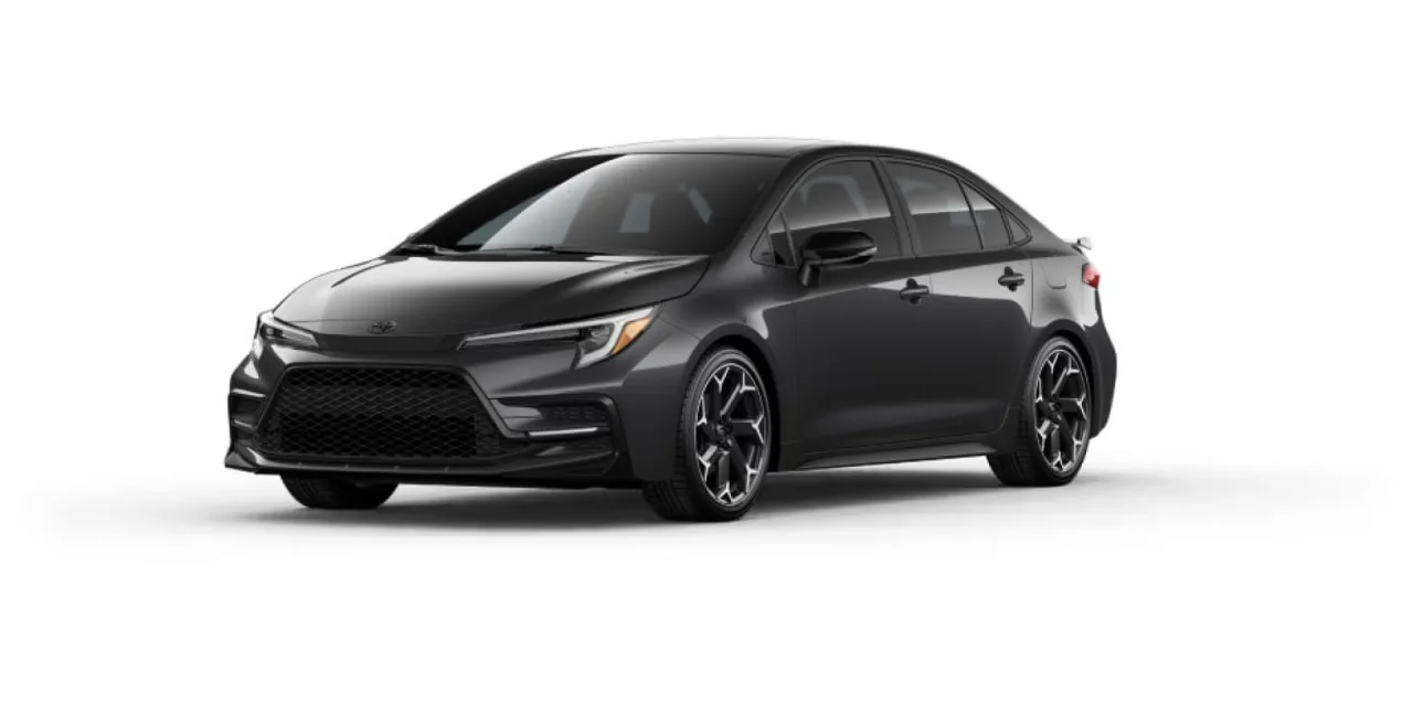 Czarna Toyota Corolla z boku